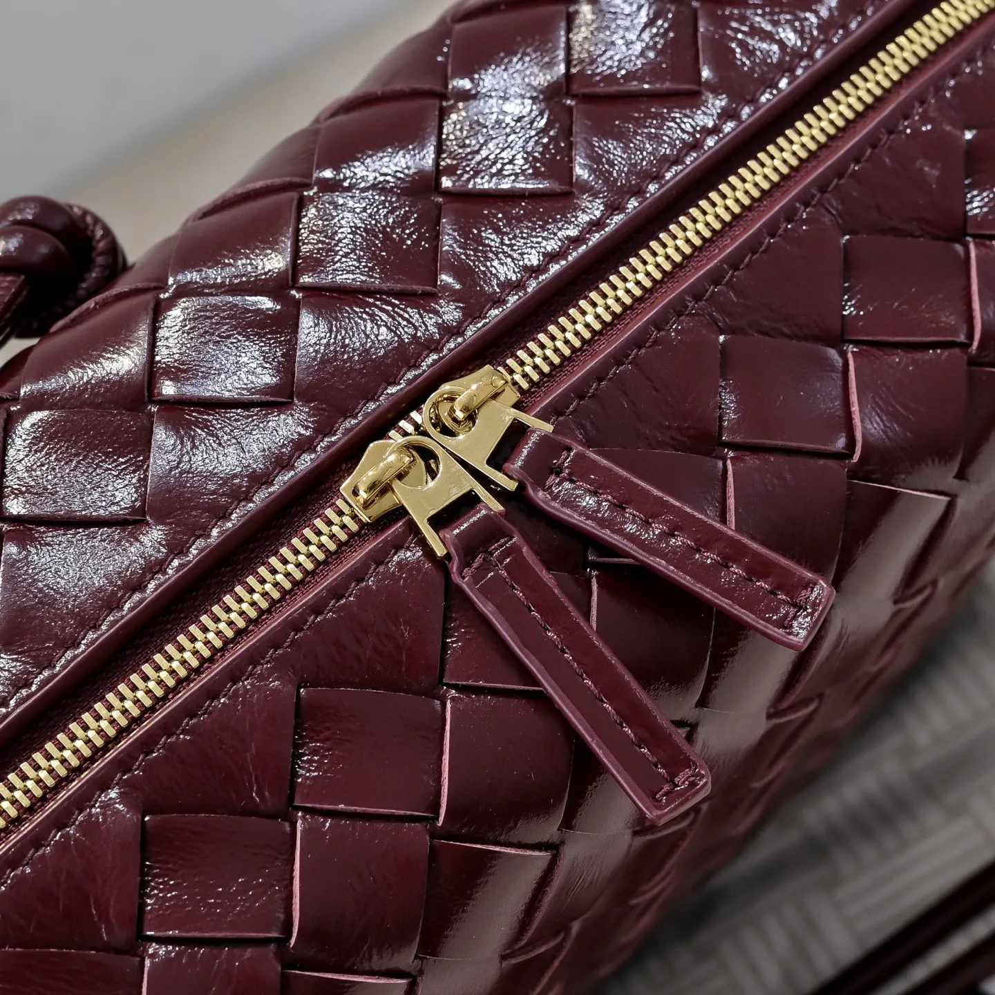 Batch 1660 𝗕𝗼𝘁𝘁𝗲𝗴𝗮 𝗩𝗲𝗻𝗲𝘁𝗮———— The latest version of the loop camera bag💥 from BV’s King of Cost-Effectiveness counter, large woven texture➕Ultra-high quality wax leather as always, with zippers, hardware decoration on both sides, adjustable drawstrings, it is especially suitable for the tummy💫It can hold anything, it is also very light, suitable🈴️for girls of all ages, size: 22*15*8cm, style number: 6126